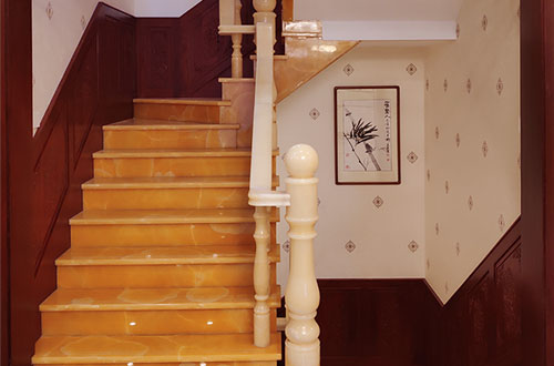 大渡口中式别墅室内汉白玉石楼梯的定制安装装饰效果