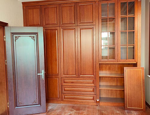 大渡口中式家庭装修里定制的实木衣柜效果图